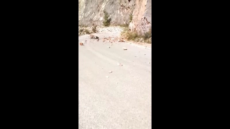 Απίστευτες εικόνες: Κατολισθήσεις σε δρόμο, στα ορεινά της Καρδίτσας (βίντεο)